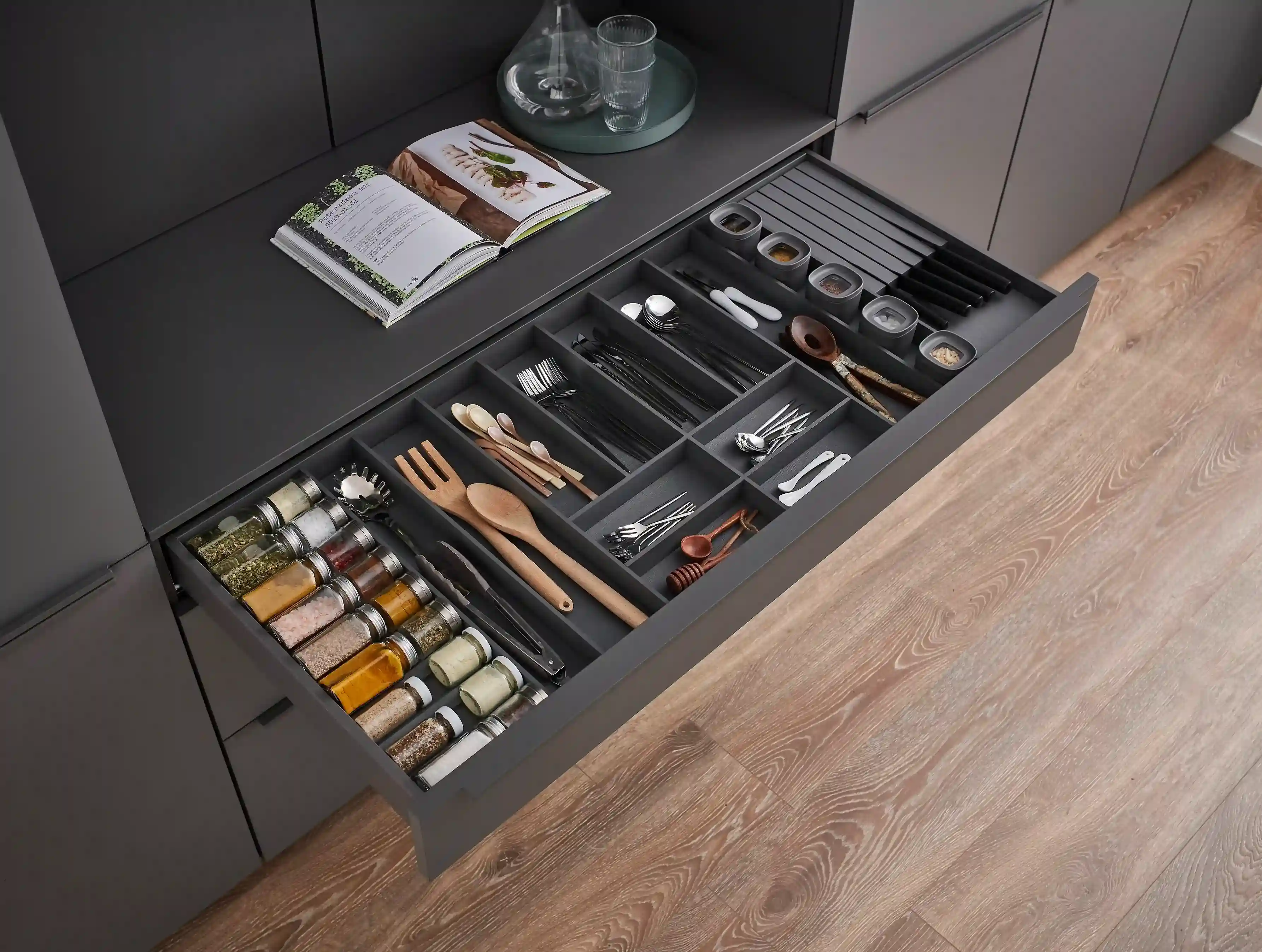Besteckeinsätze | Küchenprodukte | Nobilia elements | Katalog öffnen